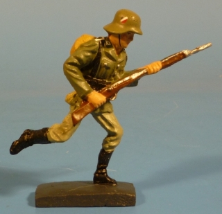 Stumrsoldat mit Gewehr im Laufschritt