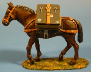 Muli mit Munitionskisten