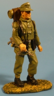 Unteroffizier marschierend mit MP 40