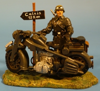 Kradmelder mit Hinweisschild