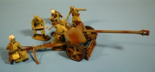 7,5 cm Pak mit Bedienung in Feuerstellung