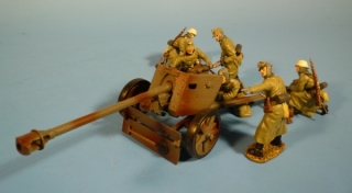 7,5 cm Pak mit Bedienung in Feuerstellung