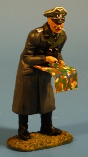 Offizier mit Karte einweisend