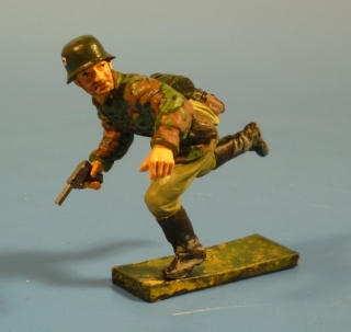 Waffen-SS Offizier st�rmend mit Pistole 08