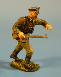 Waffen-SS Offizier mit Sturmgewehr 44 vorgehend