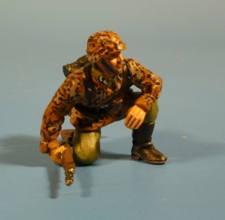 Waffen-SS Soldat kniend mit Karabiner 98k