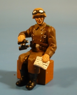 Afrikakorps Offizier mit Karte und Fernglas im Mantel