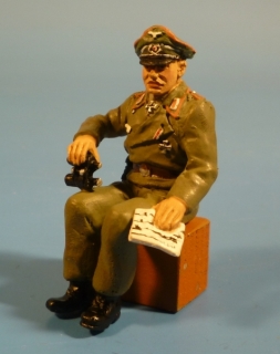 Sturmgeschtz Offizier sitzend mit Karte und Fernglas