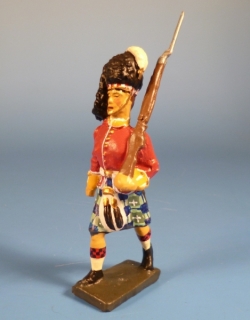 Schottischer Soldat mit Gewehr marschierend
