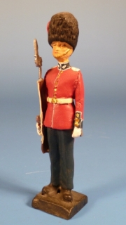 Englische Garde, Soldat Gewehr prsentierend stillgestanden 