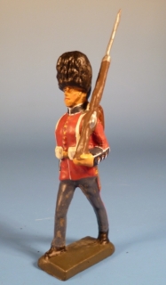 Englische Garde, Soldat mit Gewehr und Tornister marschierend