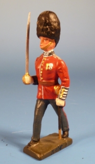Englische Garde, Offizier mit Degen marschierend 