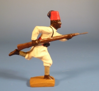 Italienischer Somali mit Gewehr strmend
