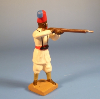 Italienischer Somali mit Gewehr stehend schieend