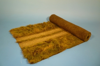 Grasmatte mit Fahrspur