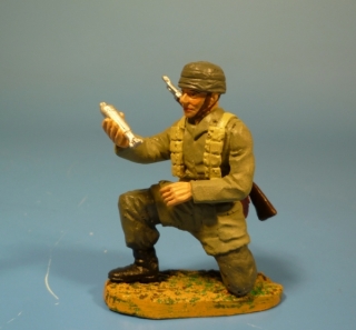 Fallschirmj�ger kniend mit Granate