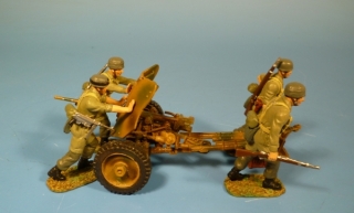 4 Fallschirmj�ger ziehen eine eine Fallschirmj�ger-PAK 41 