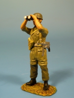 Fallschirmjger stehend mit Fernglas und MP