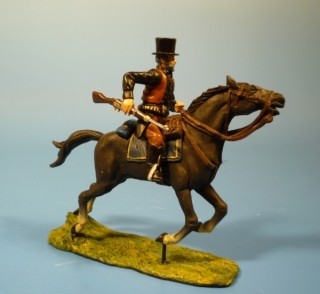 Cowboy zu Pferd Gewehr rechts haltend