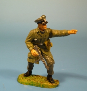 Fallschirmj�ger Offizier Richtung weisend