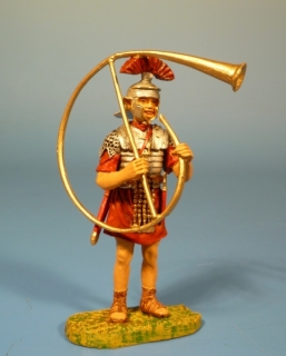 R�mischer Legion�r im Schienenpanzer mit Musikinstrument stehend