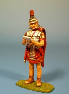 R�mischer Zenturio im Schienenpanzer mit Befehlsblock stehend