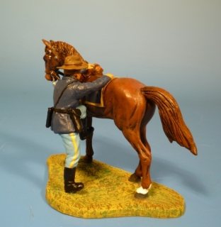 7US Kavallerist auf Pferd aufsteigend