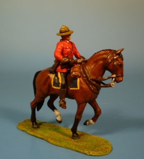 Mounty zu Pferd Gewehr quer haltend