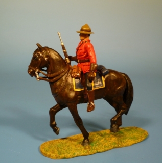 Mounty zu Pferd Gewehr auf Knie haltend