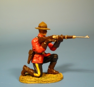 Mounty kniend mit Gewehr schieend