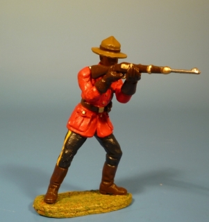 Mounty stehend mit Gewehr schieend