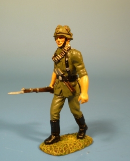 Landser vorgehend mit K98