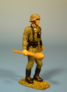 Landser vorgehend mit Panzerfaust
