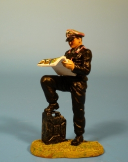 Panzeroffizier stehend auf Kanister Karte lesend