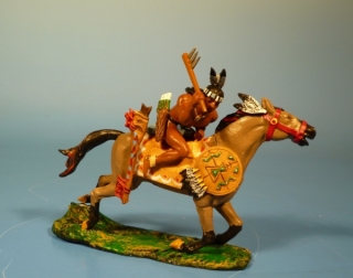 Indianer zu Pferd mit Kriegskeule zuschlagend