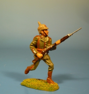 Kaiserlicher Infanterist st�rmend