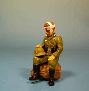 Verwundeter Soldat sitzend auf Sack