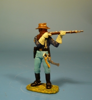 7US Kavallerist stehend mit Gewehr nach links schie�end