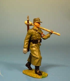 Volkssturmmann mit Panzerfaust vorgehend