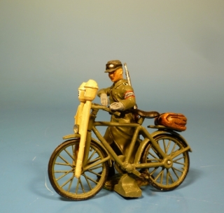 Volkssturmmann mit Fahrrad vorgehend