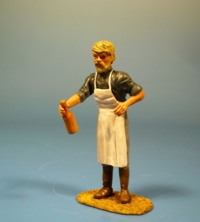 Barkeeper stehend Flasche reichend