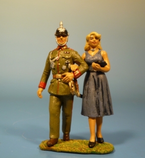 Kaiserlicher Offizier mit Dame beim Spaziergang