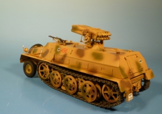 Schwerer Wehrmachtsschlepper (sWS) mit Behelfspanzerung und aufmontiertem 15 cm Panzerwerfer  42