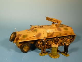 Schwerer Wehrmachtsschlepper (sWS) mit Behelfspanzerung und aufmontiertem 15 cm Panzerwerfer  42