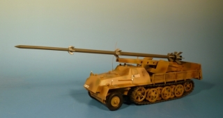 Schwerer Wehrmachtsschlepper (sWS) gepanzert mit aufmontierter Rheinbote Rakete in Fahrstellung