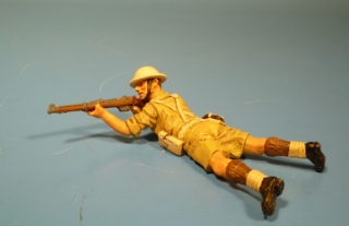 Britischer Soldat mit Gewehr liegend schieend