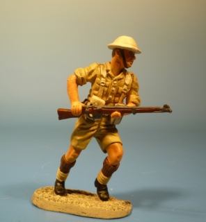 Britischer Soldat mit Gewehr strmend