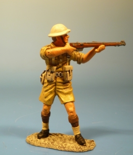 Britischer Soldat mit Gewehr stehend schieend