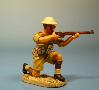 Britischer Soldat mit Gewehr kniend schieend