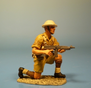 Britischer Soldat kniend mit MP feuernd